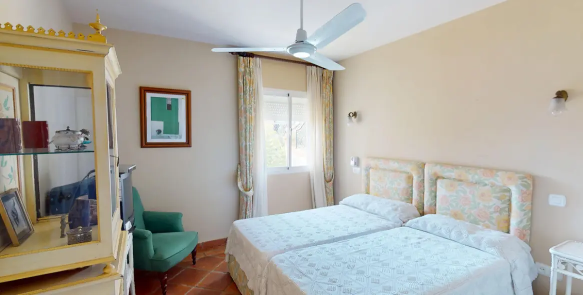 Venta de apartamento en planta media en Guadalmina Alta 8