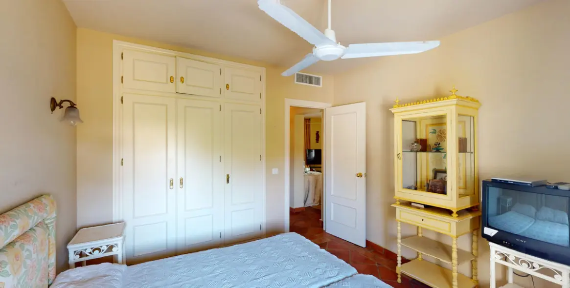 Venta de apartamento en planta media en Guadalmina Alta 9