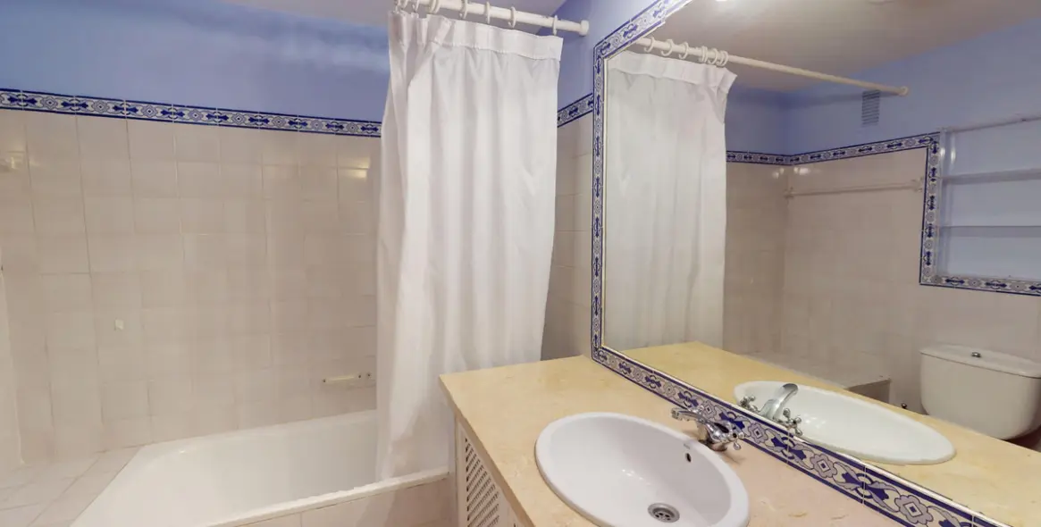 Venta de apartamento en planta media en Guadalmina Alta 10