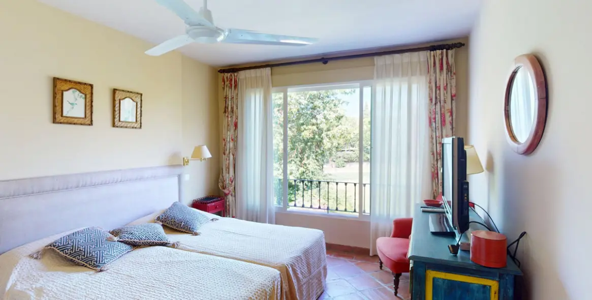 Venta de apartamento en planta media en Guadalmina Alta 11