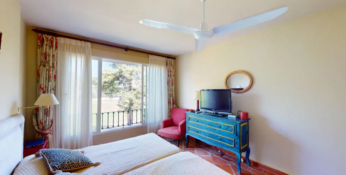 Venta de apartamento en planta media en Guadalmina Alta 12