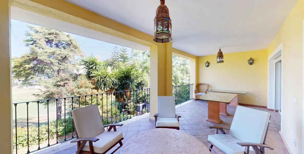Venta de apartamento en planta media en Guadalmina Alta 16
