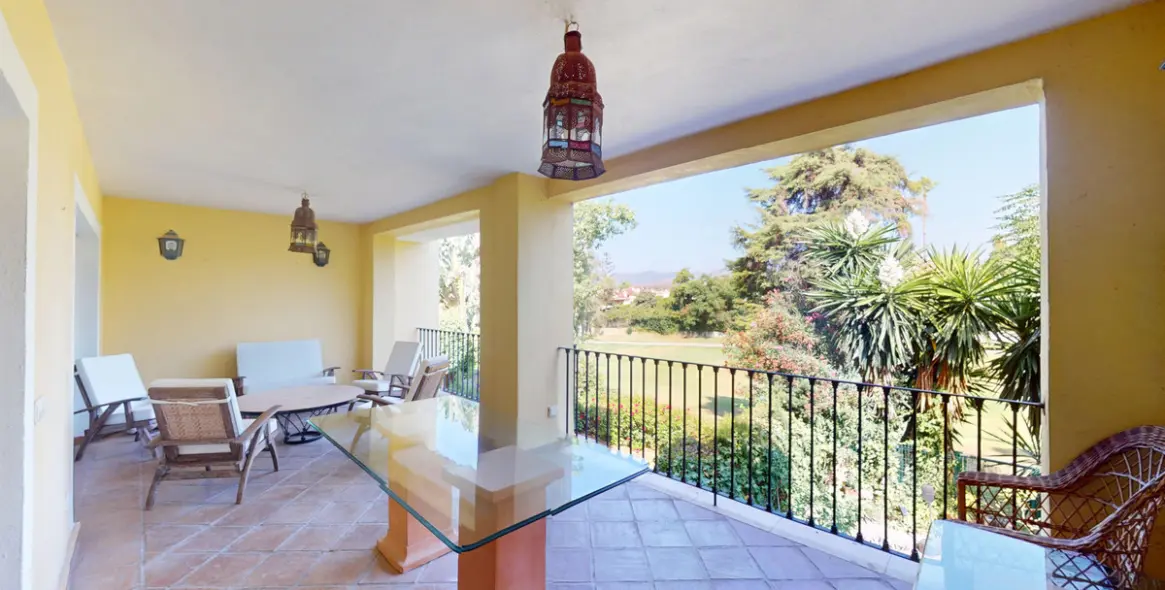 Venta de apartamento en planta media en Guadalmina Alta 17