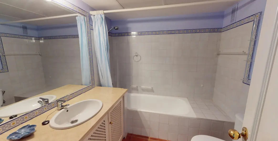 Venta de apartamento en planta media en Guadalmina Alta 18