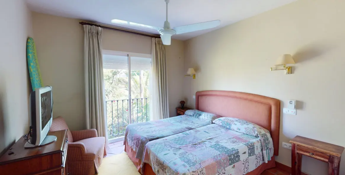 Venta de apartamento en planta media en Guadalmina Alta 19