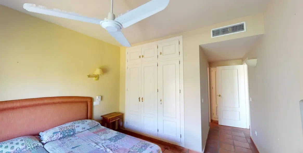 Venta de apartamento en planta media en Guadalmina Alta 20