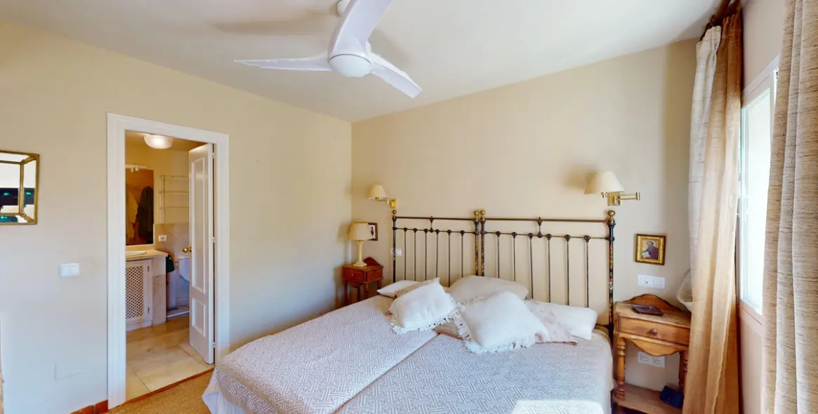 Venta de apartamento en planta media en Guadalmina Alta 21