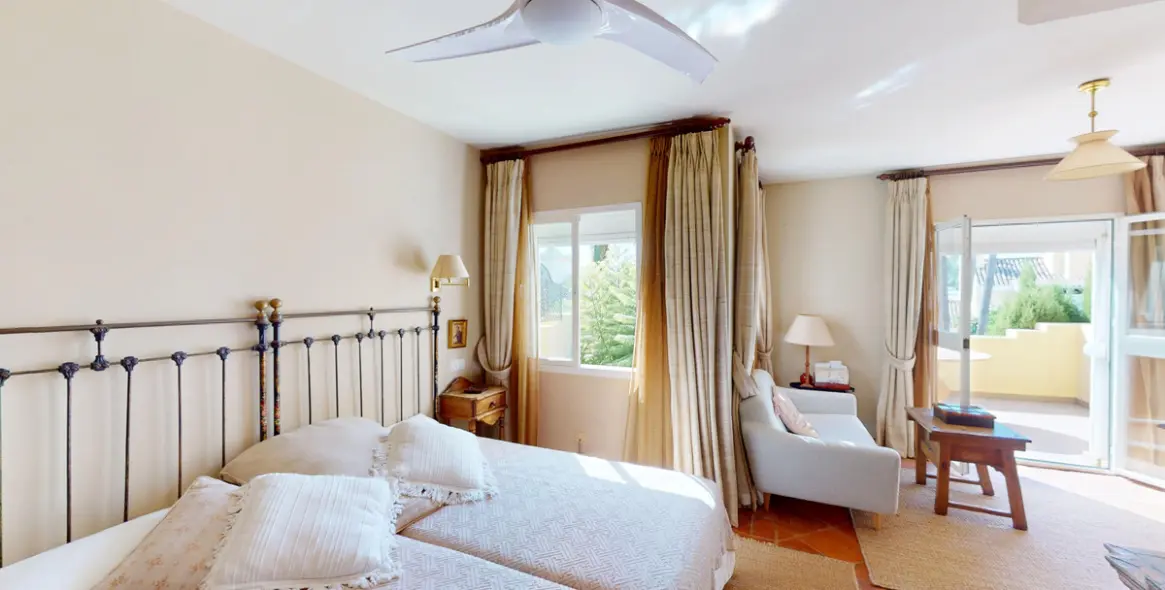 Venta de apartamento en planta media en Guadalmina Alta 22