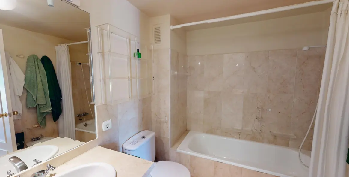 Venta de apartamento en planta media en Guadalmina Alta 23