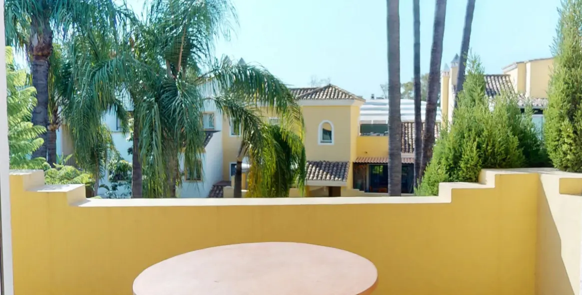 Venta de apartamento en planta media en Guadalmina Alta 24
