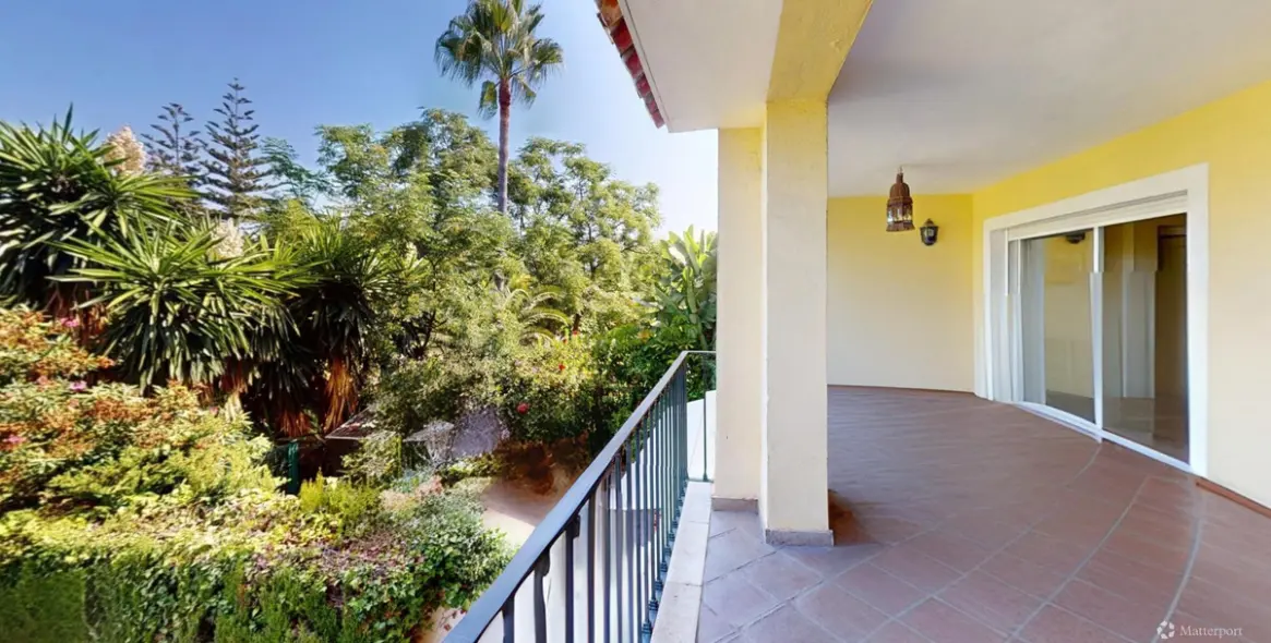 Venta de apartamento en planta media en Guadalmina Alta 25