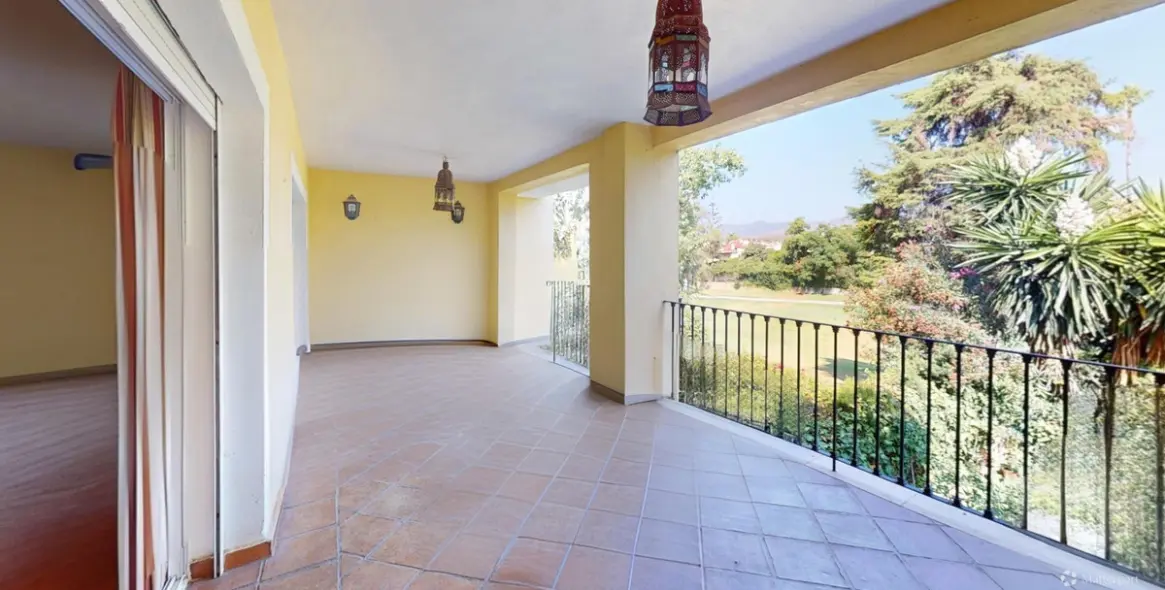 Venta de apartamento en planta media en Guadalmina Alta 26