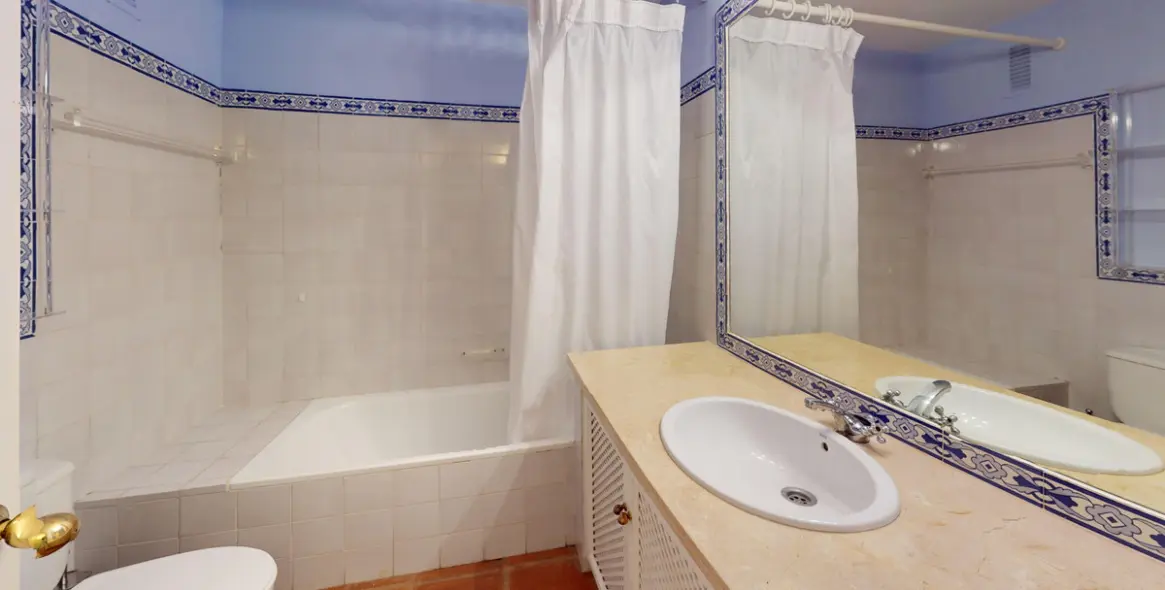 Venta de apartamento en planta media en Guadalmina Alta 27