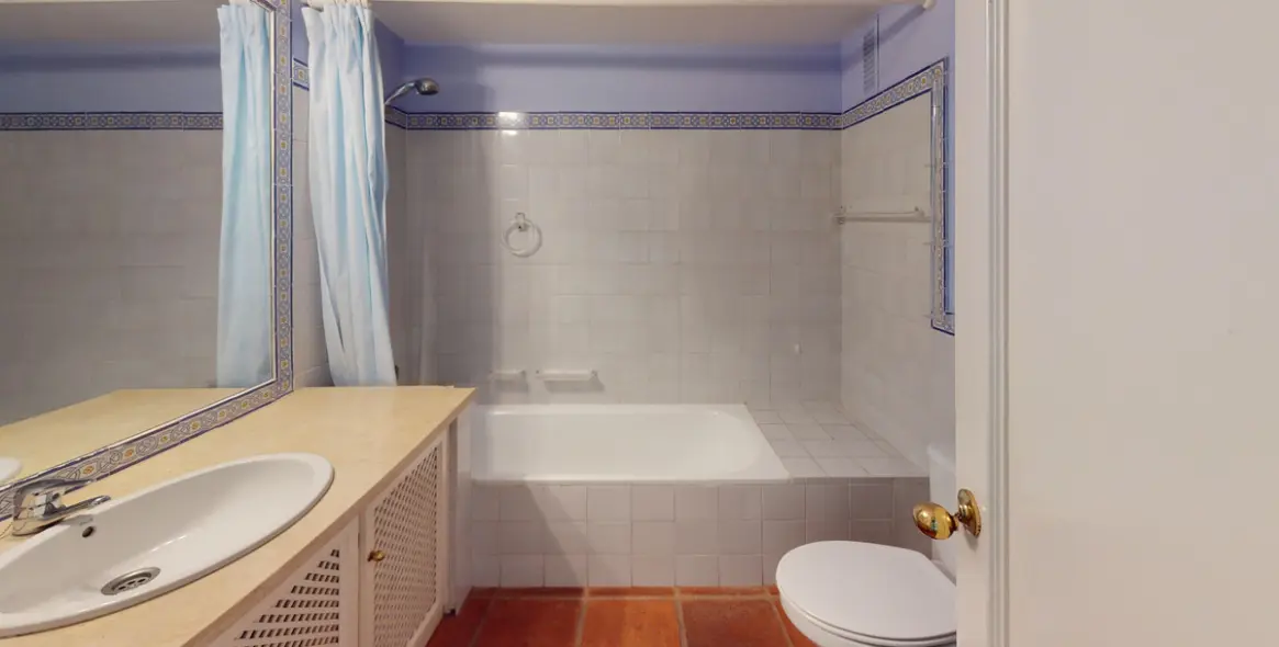 Venta de apartamento en planta media en Guadalmina Alta 28