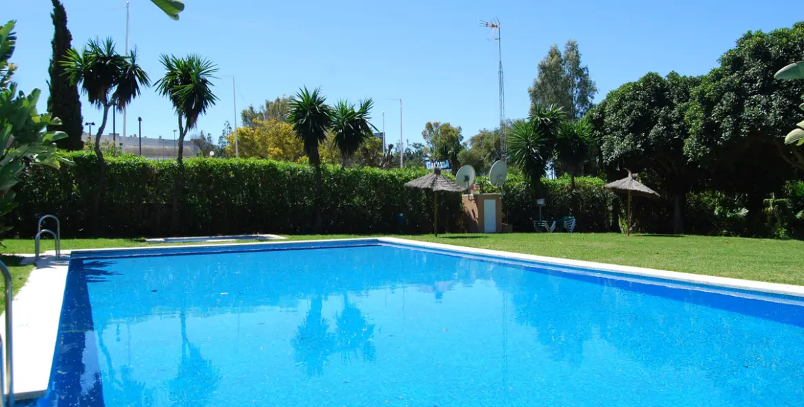 Venta de apartamento en planta media en Guadalmina Alta 29