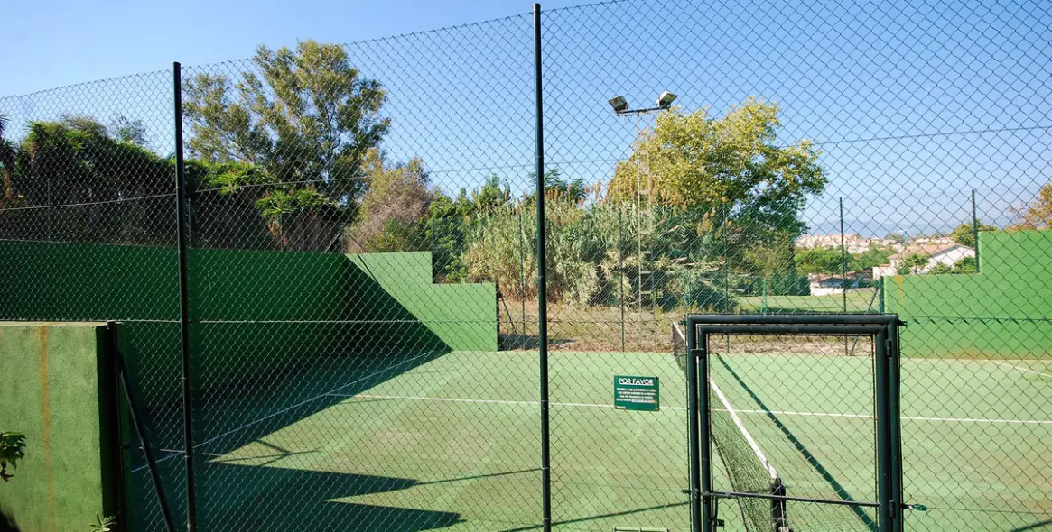 Venta de apartamento en planta media en Guadalmina Alta 30
