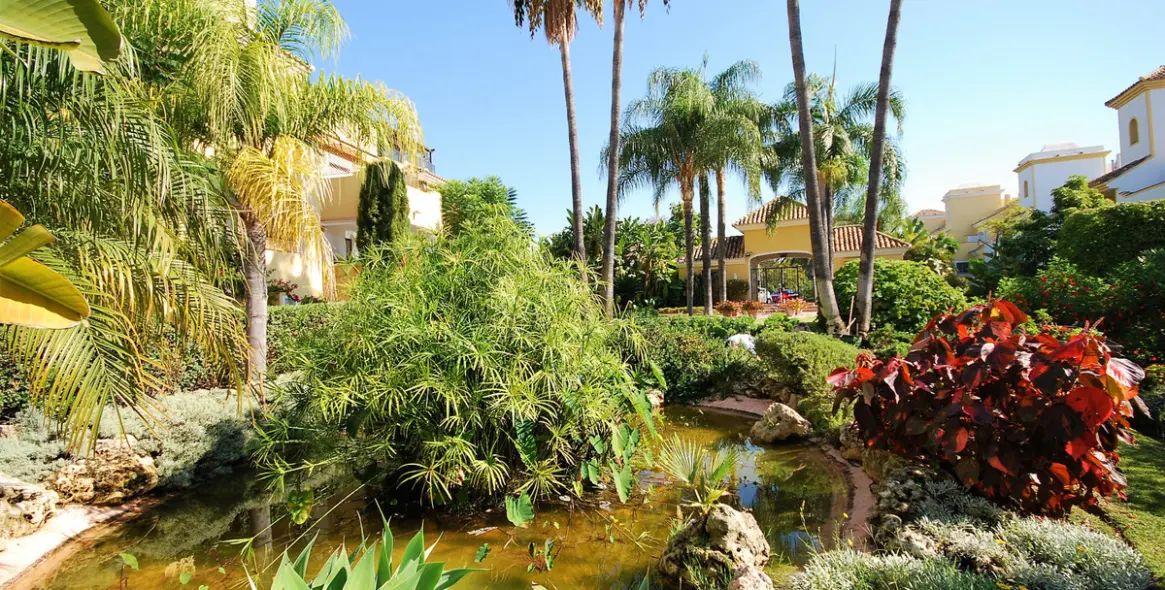 Venta de apartamento en planta media en Guadalmina Alta 31