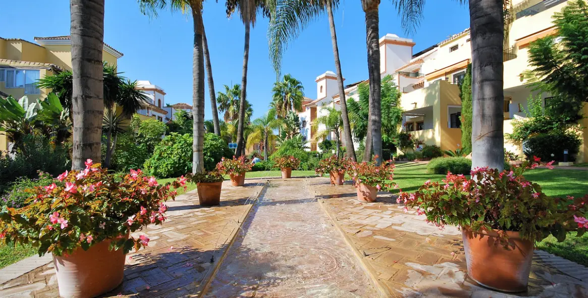 Venta de apartamento en planta media en Guadalmina Alta 32