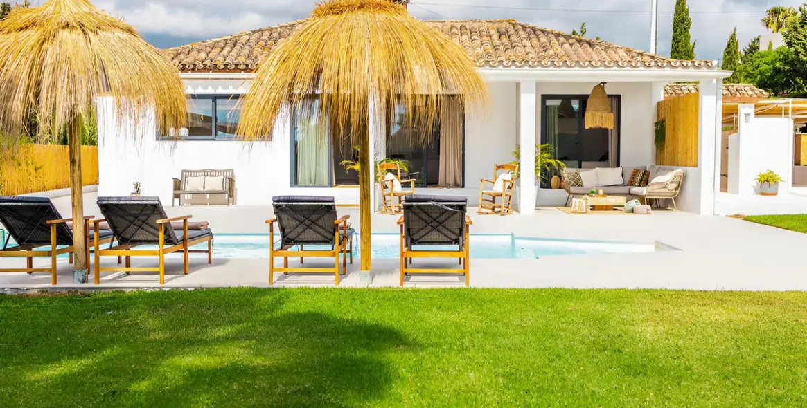 Sale of detached villa in Estepona 1