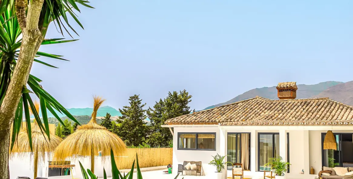 Sale of detached villa in Estepona 2