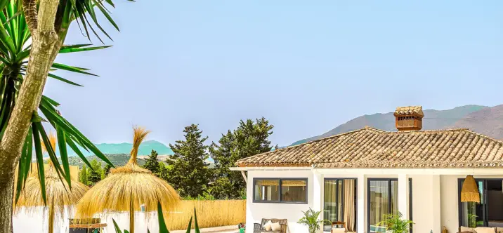 Sale of detached villa in Estepona 1
