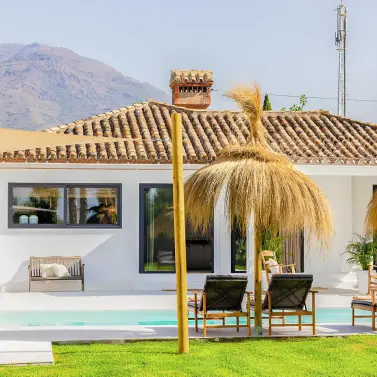Sale of detached villa in Estepona