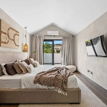 Sale of detached villa in Estepona