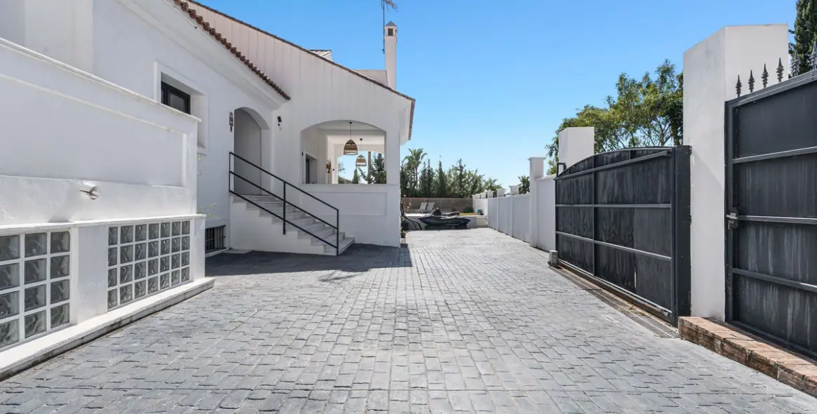 Продажа  отдельно стоящей виллы в Estepona 10