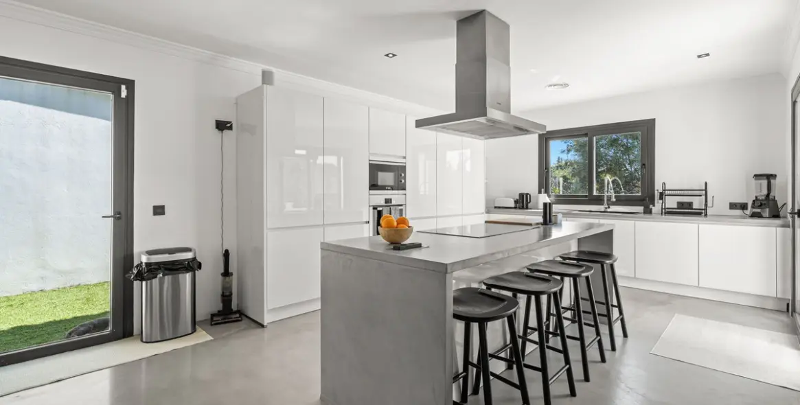 Продажа  отдельно стоящей виллы в Estepona 16