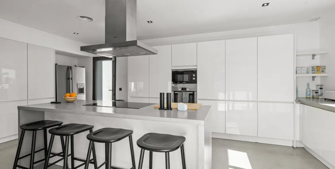 Продажа  отдельно стоящей виллы в Estepona 17