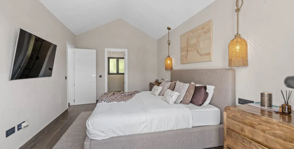 Продажа  отдельно стоящей виллы в Estepona 36