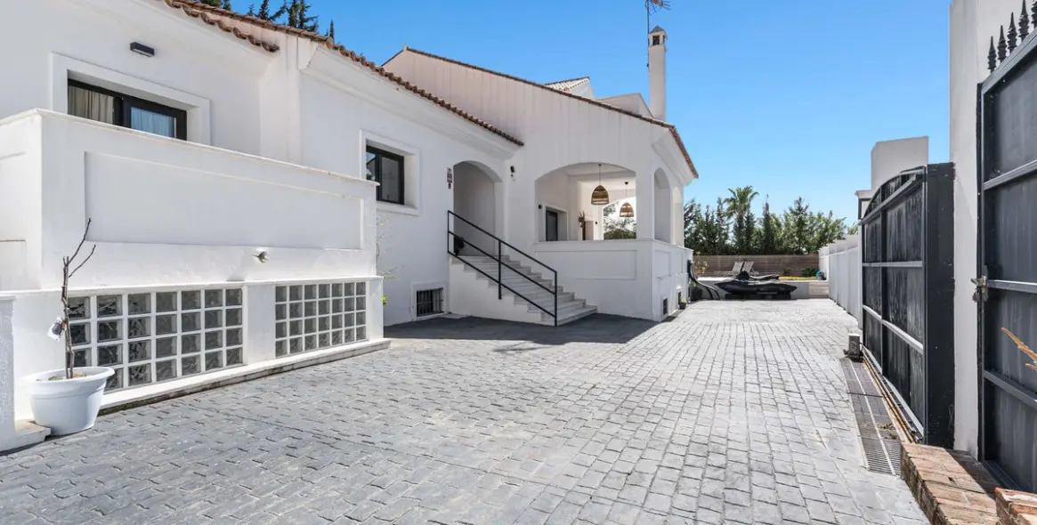 Продажа  отдельно стоящей виллы в Estepona 45