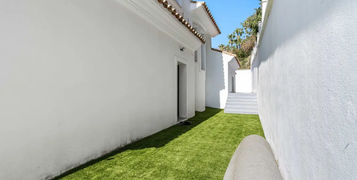 Продажа  отдельно стоящей виллы в Estepona 46