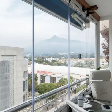 Venta de apartamento en planta media en Puerto Banús