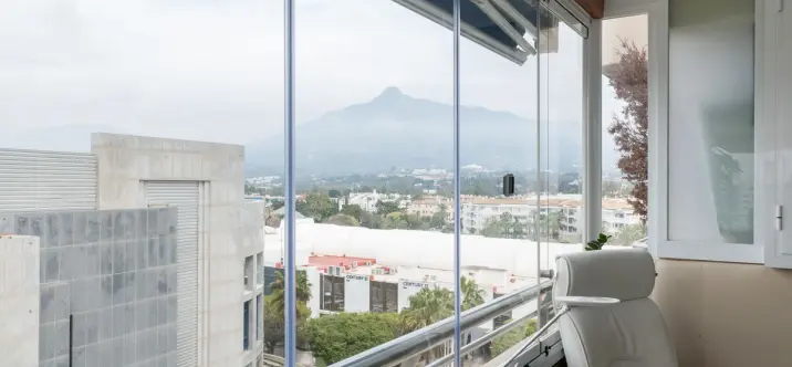 Venta de apartamento en planta media en Puerto Banús 2