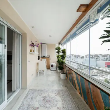 Venta de apartamento en planta media en Puerto Banús