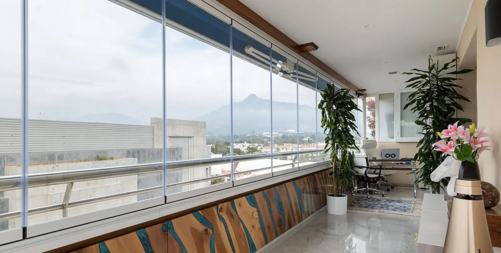 Sale of middle floor apartment in Puerto Banús 8