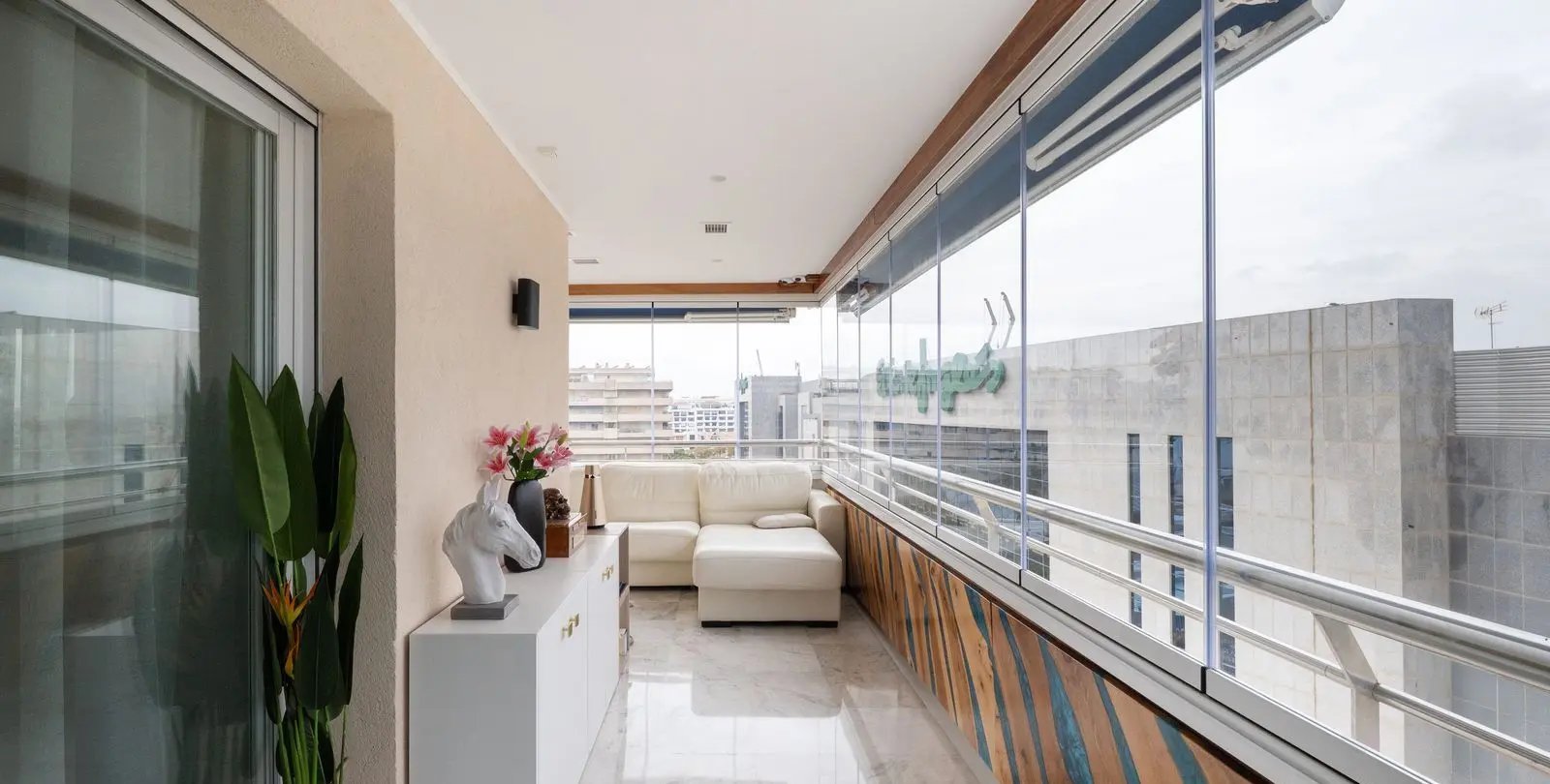 Sale of middle floor apartment in Puerto Banús 9