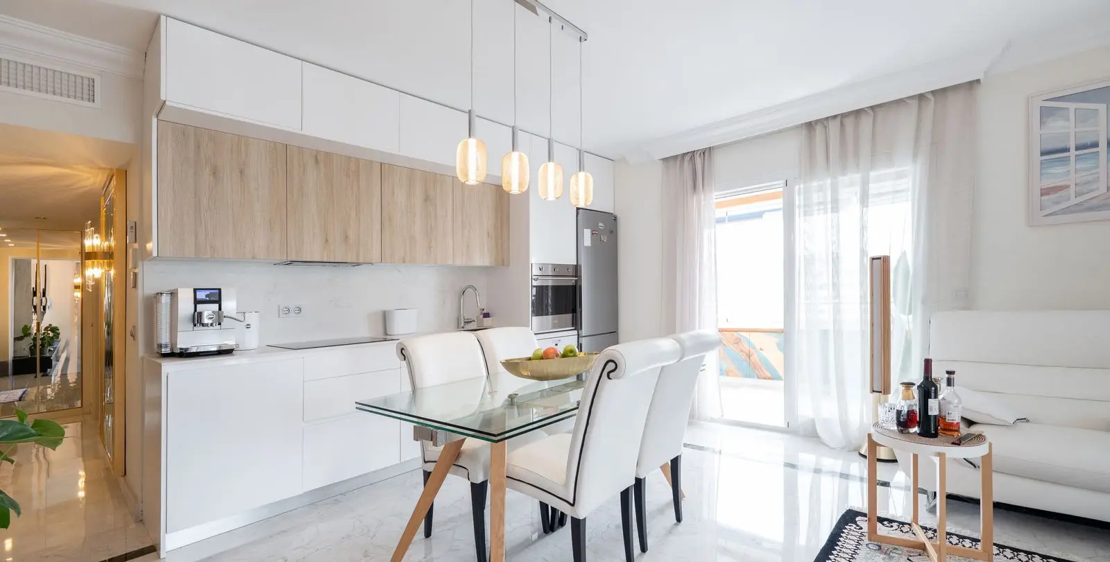 Sale of middle floor apartment in Puerto Banús 11