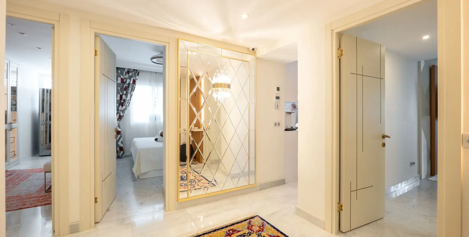 Sale of middle floor apartment in Puerto Banús 18