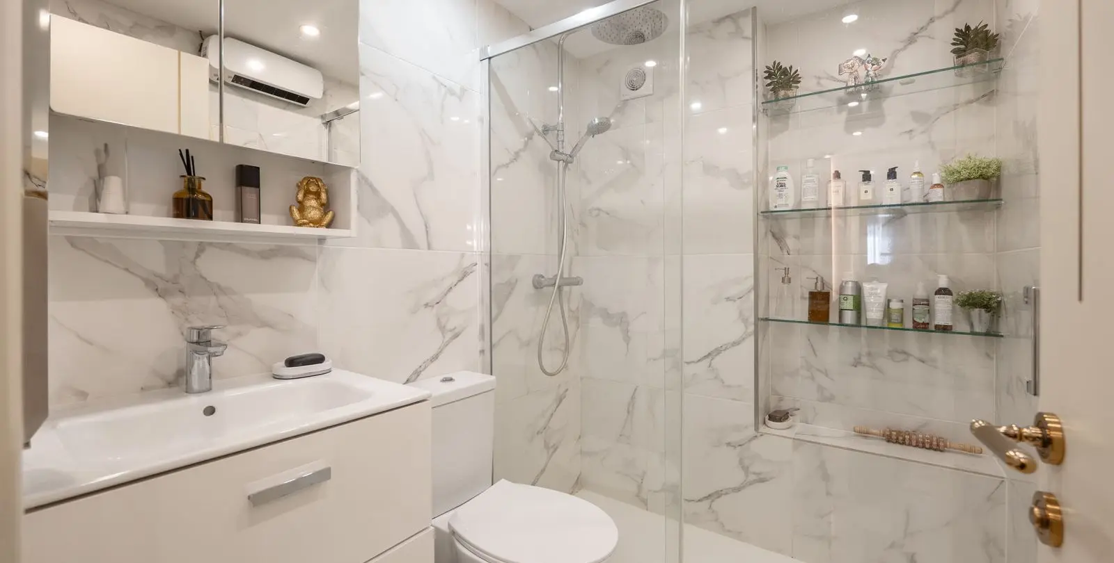 Sale of middle floor apartment in Puerto Banús 22