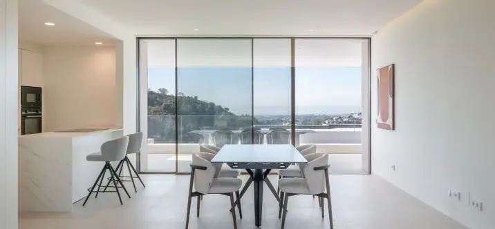 Venta de apartamento en planta media en La Quinta 1