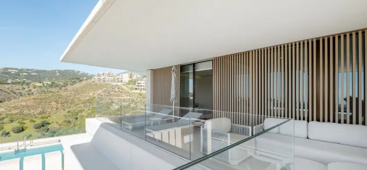 Venta de apartamento en planta media en La Quinta 2