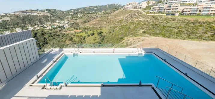 Venta de apartamento en planta media en La Quinta 3