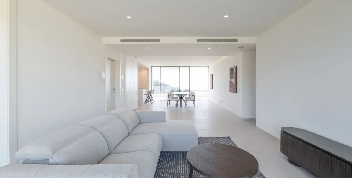 Venta de apartamento en planta media en La Quinta 7