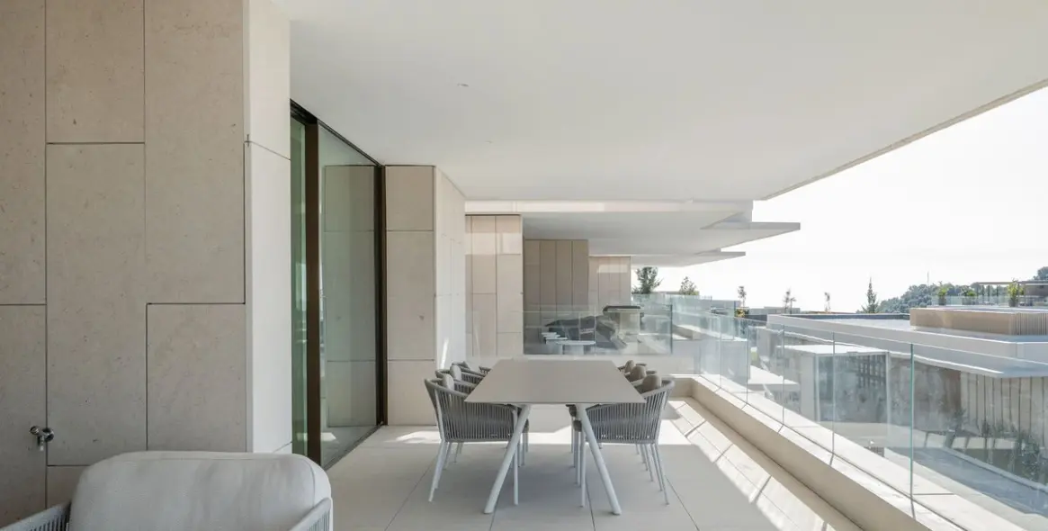 Venta de apartamento en planta media en La Quinta 12