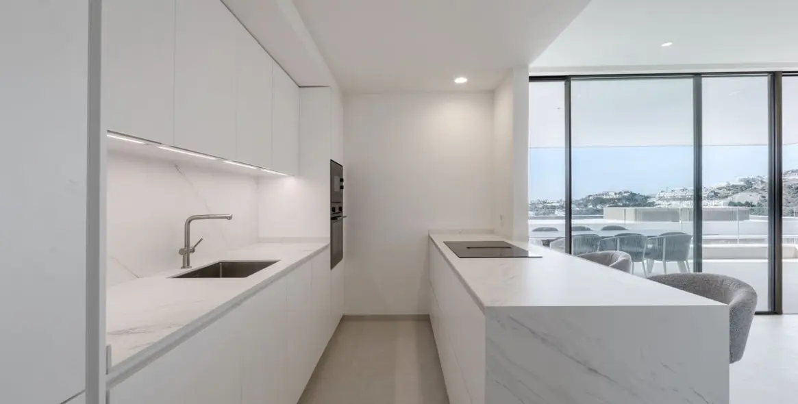 Venta de apartamento en planta media en La Quinta 13