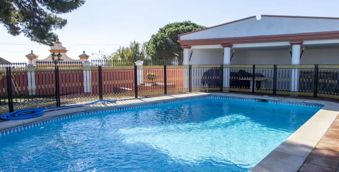 Sale of detached villa in Estepona 2