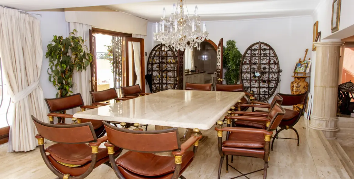 Sale of detached villa in Estepona 3