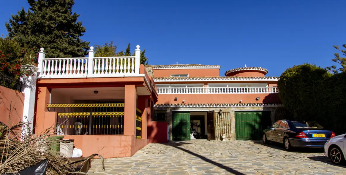 Sale of detached villa in Estepona 18